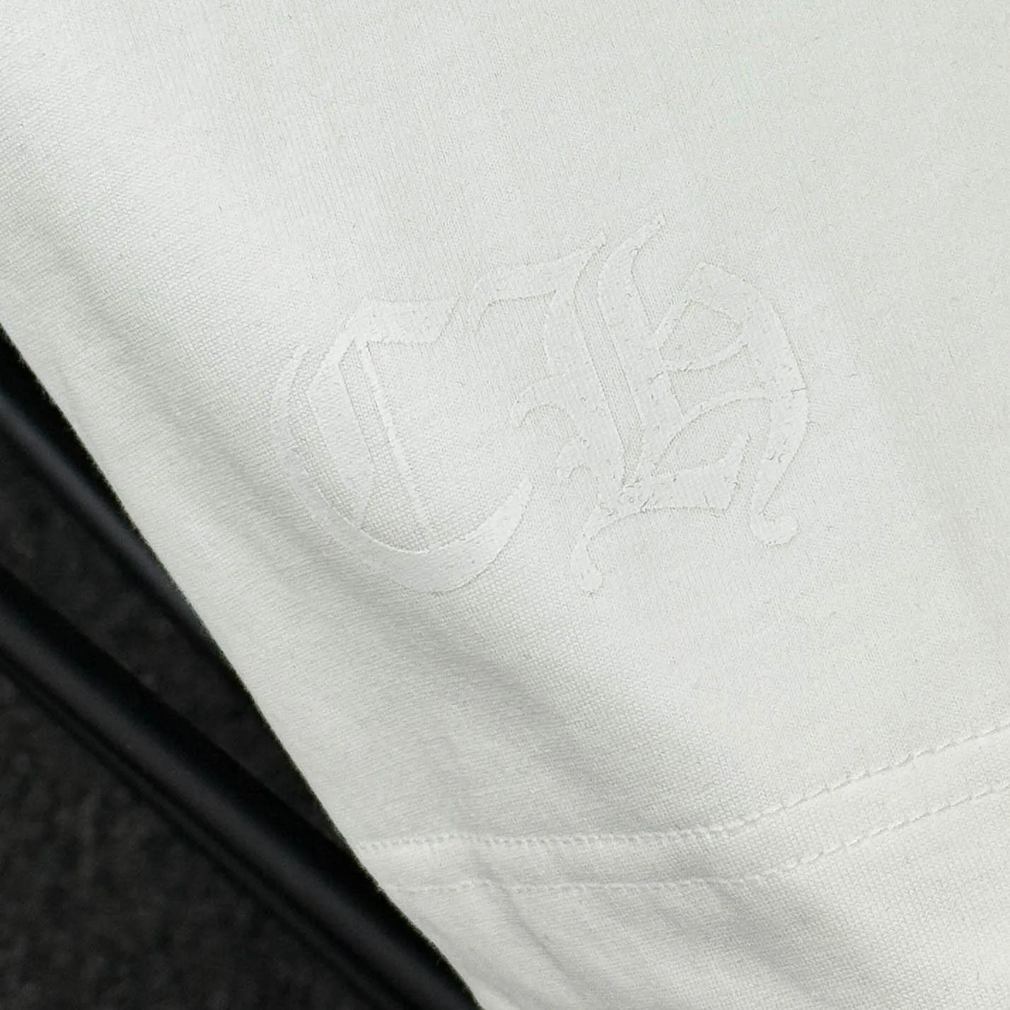 P180 Chrome Hearts Chrome Hearts 25 high-end versions. The fabric is made of 300 grams of high-density pure cotton. It does not deform or shrink. It has three labels. It is the same style for men and women. Technology: suede foaming + digital printing. Color: white, black. SIZE: S-XL.